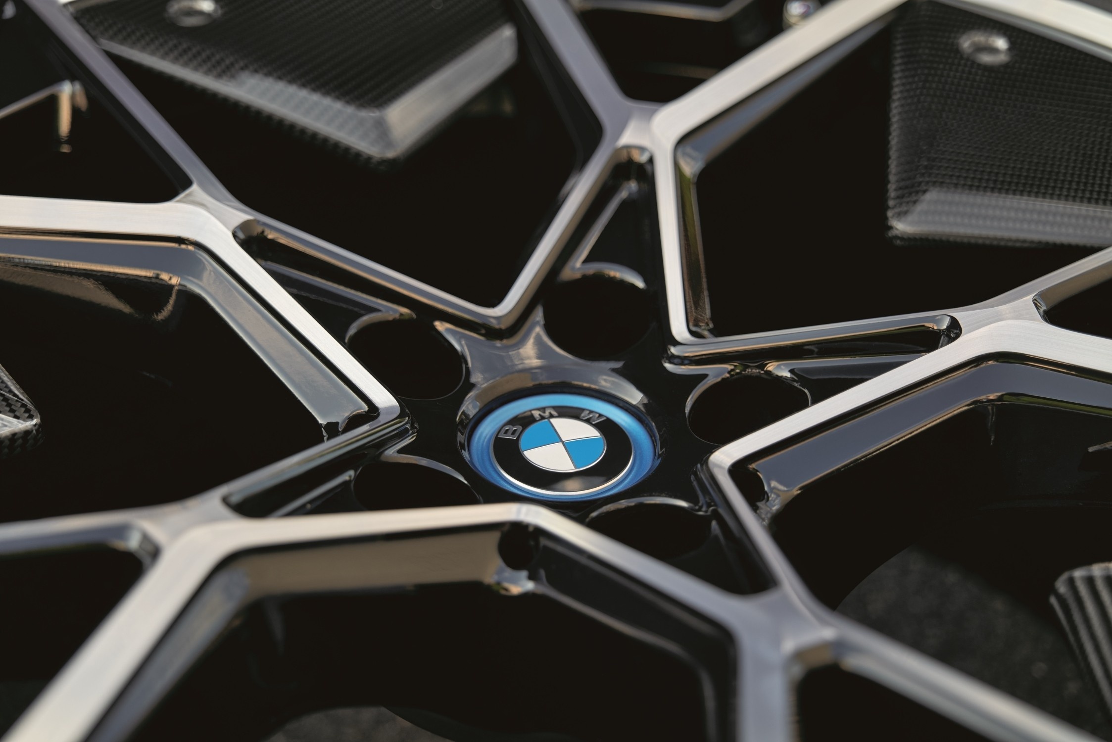 Услуги по замене шин BMW у официального дилера. BMW БорисХоф