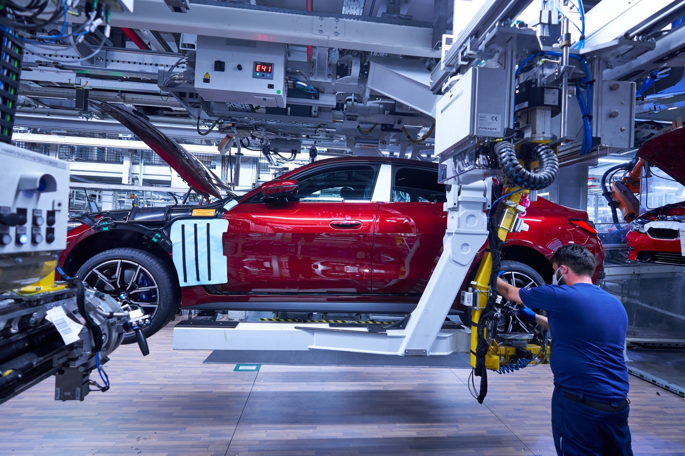 Услуги по замене шин BMW у официального дилера. BMW БорисХоф