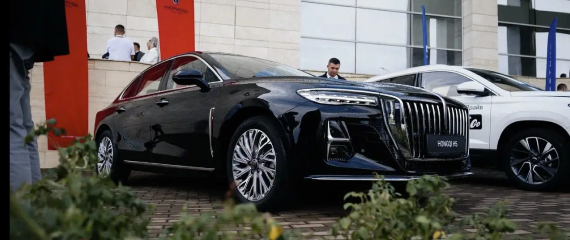 Изображение на странице Рост продаж автомобилей бренда HONGQI в России и мире HONGQI ПАНАВТО Бренд_HONGQI_принял_участие_в_международной_конференции_TAXI-2025_превью.png