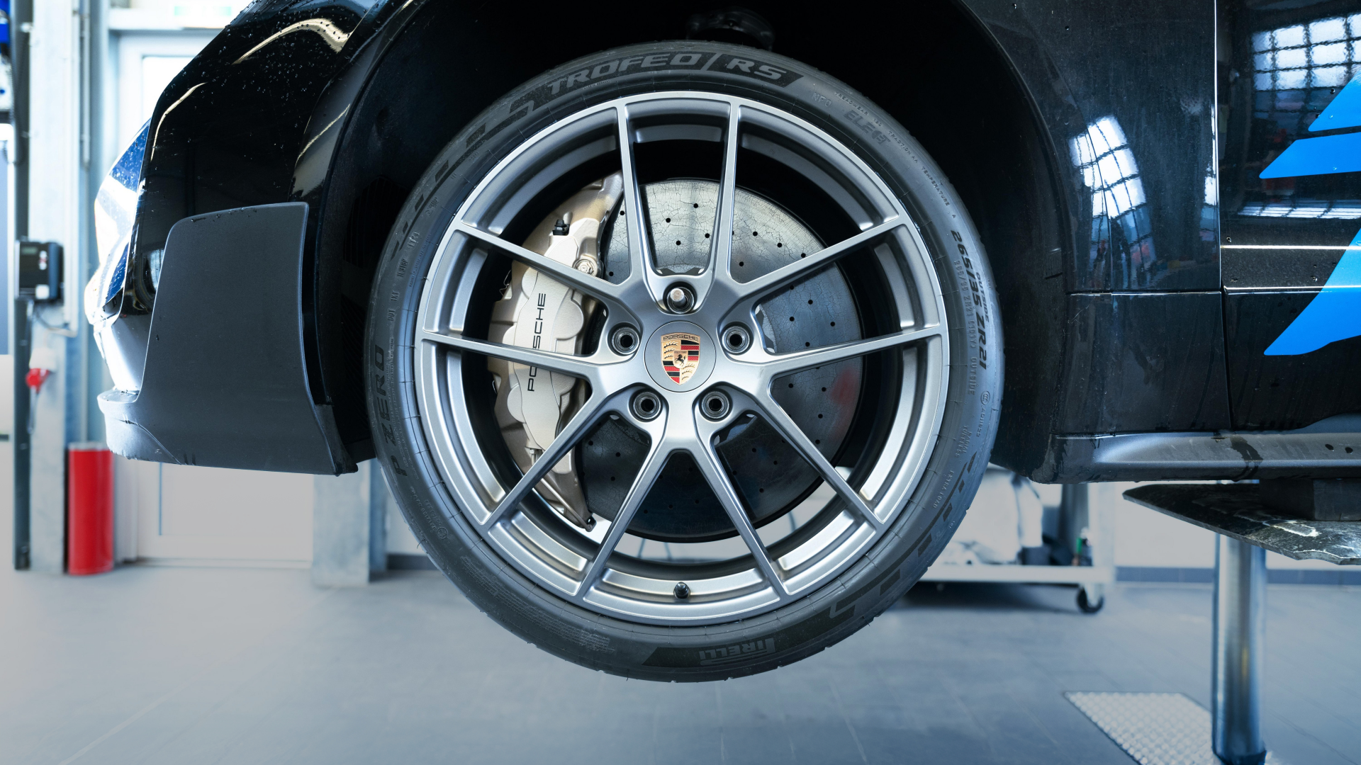 Изображение на странице Главная Порше Центр VERRA – бутик премиальных автомобилей 01_1920-1080+.png