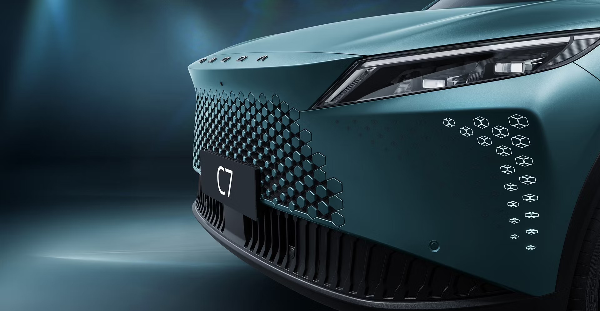Изображение на странице OMODA Omoda_C7_4_Тех_дизайн_прив_подсв_спереди_1920x996px.jpeg