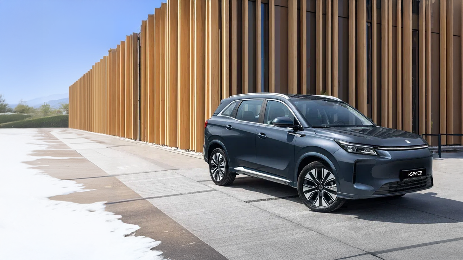 Обновленный российский гибридный кроссовер EVOLUTE&nbsp;i-SPACE