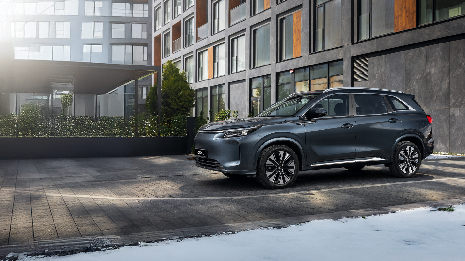 Обновленный российский гибридный кроссовер EVOLUTE&nbsp;i-SPACE