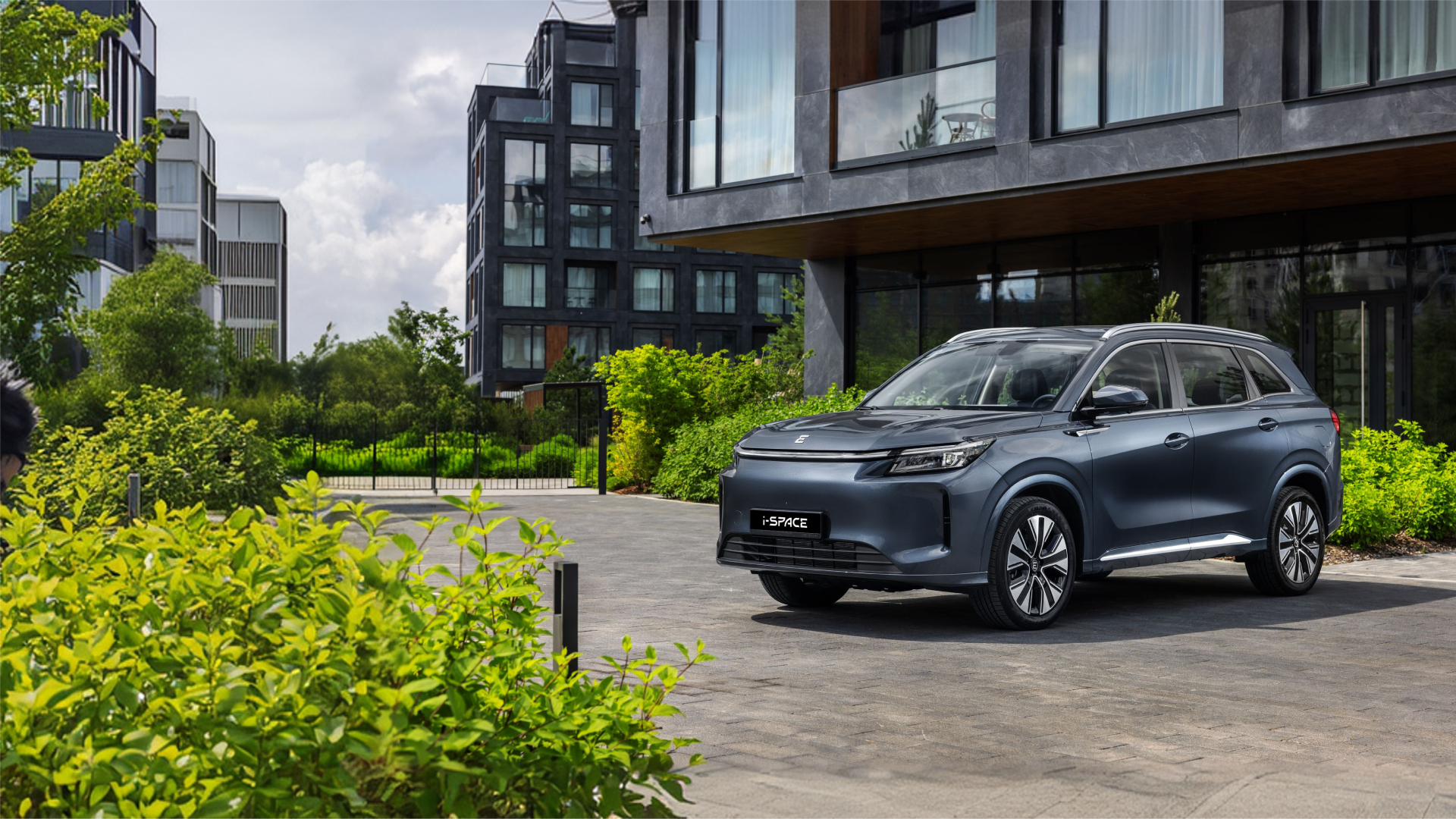 Обновленный российский гибридный кроссовер EVOLUTE&nbsp;i-SPACE