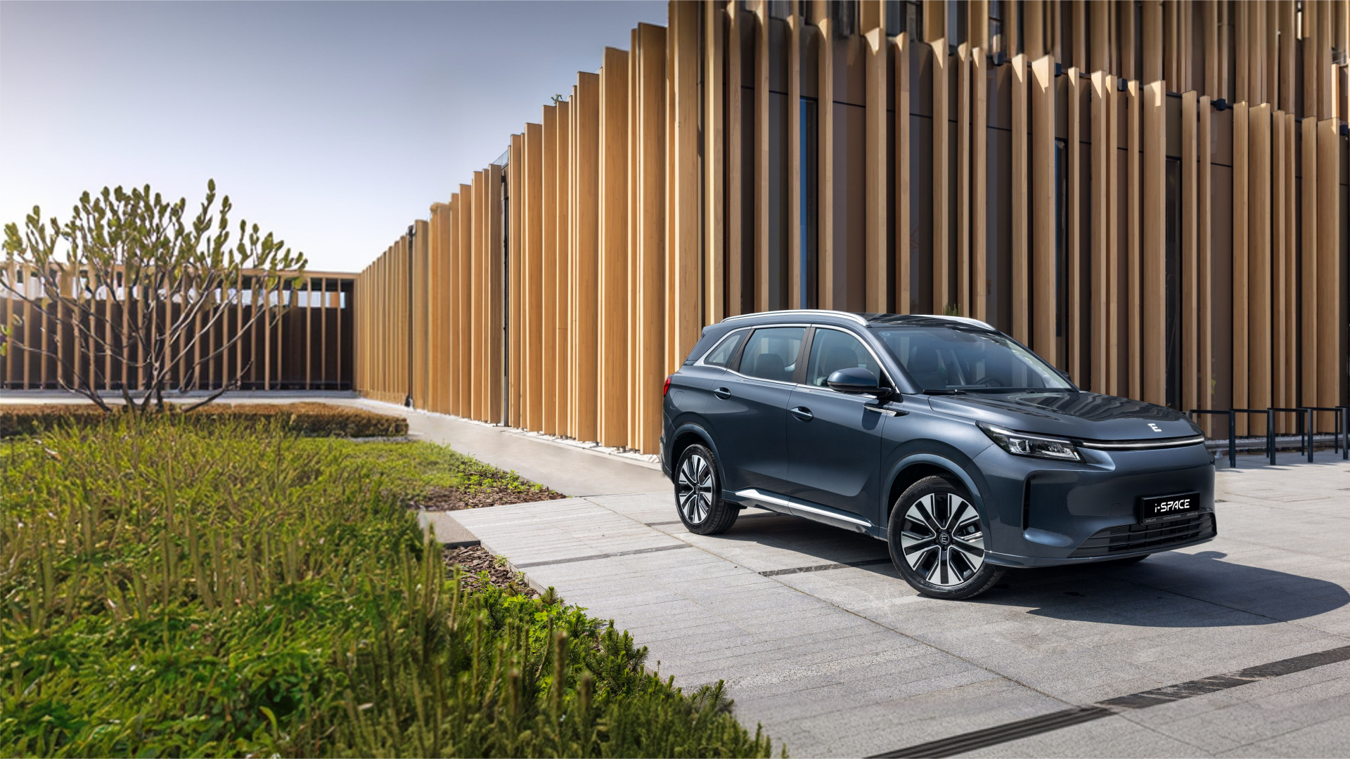 Обновленный российский гибридный кроссовер EVOLUTE&nbsp;i-SPACE