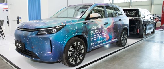 EVOLUTE представляет обновленный гибридный кроссовер EVOLUTE i-SPACE на промышленной выставке иннопром 2025