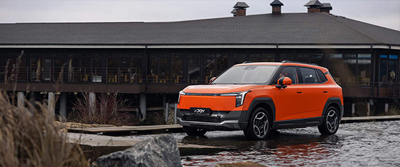 Новость EVOLUTE (Тихо едет, громко лает: чем удивил доступный российский электромобиль)