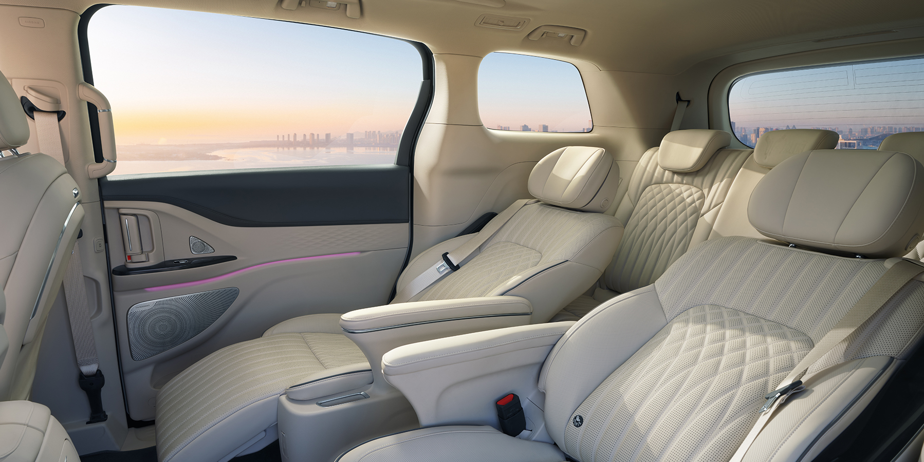 Изображение на странице VOYAH 2-七座内饰_7_fin_rgb.jpg