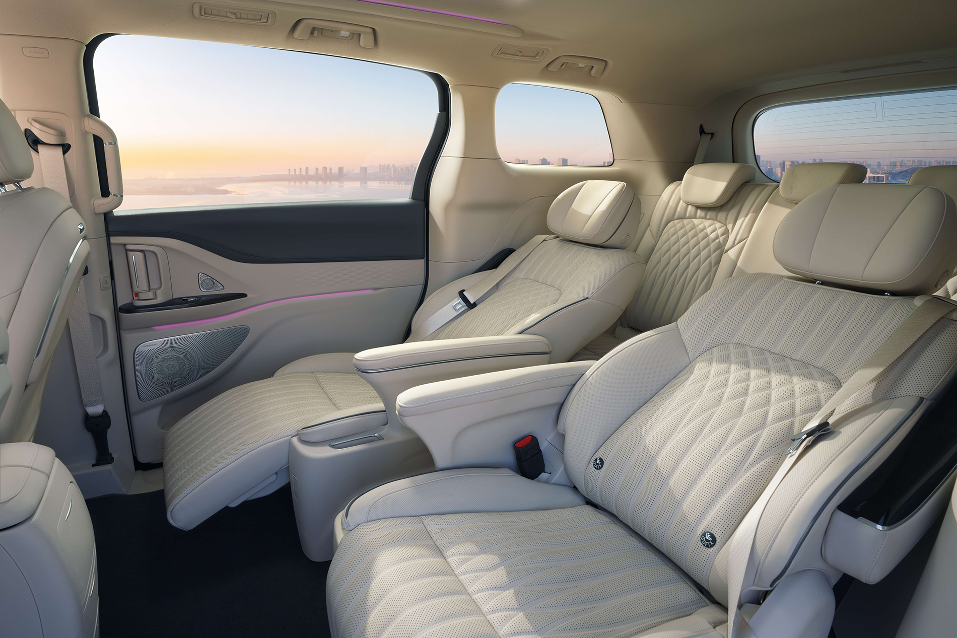 Изображение на странице VOYAH 4-七座内饰_7_fin_rgb__0___1_.jpg